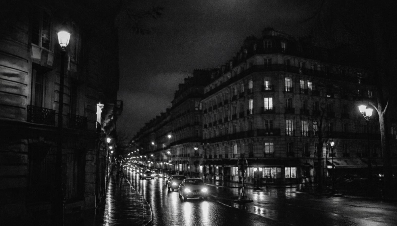 Rue parisienne la nuit
